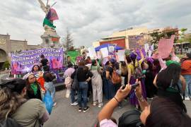 El contingente interseccional concluyó la marcha en la Plaza Manuel Acuña; una bandera interseccional fue colocada a la escultura en honor a Manuel Acuña.