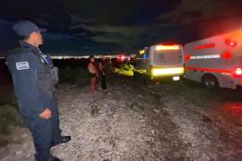 Una mujer de 42 años falleció en el lugar del accidente, mientras que un menor fue trasladado en estado crítico a un hospital, en donde horas después también murió.