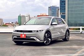 El diseño retrofuturista del Ioniq 5 rompe esquemas y atrae miradas desde cualquier ángulo.