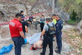 Punto de la orilla donde civiles intentaron maniobras de reanimación cardiopulmonar tras extraer el cuerpo del fondo.