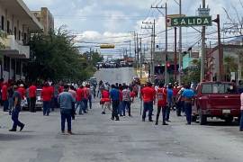 Obreros de AHMSA, adheridos al Sindicato Minero de Napoleón Gómez Urrutia, anunciaron que este martes tomarían las instalaciones de la Sección 147 del Sindicato Nacional Democrático.
