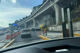 Un tráiler con plataforma se quedó sin frenos y chocó contra la caseta de cobro de la autopista México-Toluca y vehículos que se encontraban en la zona con dirección hacia la Ciudad de México.