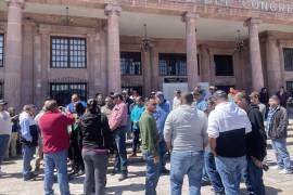 Choferes durante la manifestación frente al Congreso del Estado.