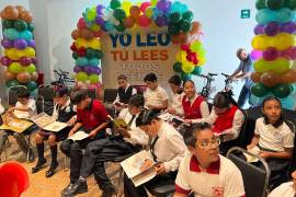 Padres, madres y docentes celebran a los ganadores junto al jurado.