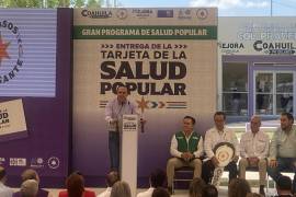 Manolo Jiménez Salinas, gobernador de Coahuila, durante su visita a Monclova, donde entregó la Tarjeta de la Salud Popular y habló de un plan para el rescate de Altos Hornos de México.