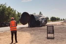 Tras el accidente ocurrido en la localidad de Majia, los residentes se agolparon en torno al vehículo para recoger el combustible derramado