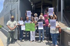 Vecinos denunciaron daños a un jardín de lluvia y encharcamientos en la colonia.