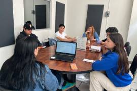 Alumnos universitarios durante la exposición del Protocolo de Atención del IMM.