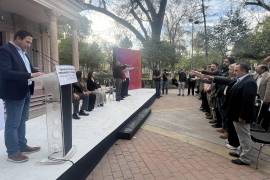 Alan Duarte Carreón toma protesta como presidente de la Asociación de Comerciantes del Centro Histórico de Saltillo, acompañado por el alcalde Javier Díaz y representantes del sector.