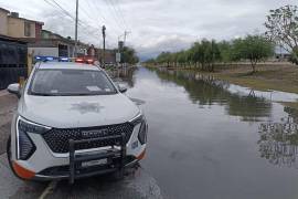 Una unidad de la Policía Municipal resguarda un tramo con acumulación de agua en la ciudad. Las autoridades reportaron circulación fluida en las principales vialidades.
