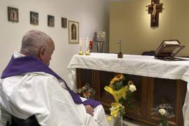 Foto difundida por el Vaticano en que se ve al papa Francisco celebrando misa en una capilla del Hospital Policlínico Agostino Gemelli de Roma, el 16 de marzo del 2025. FOTO: