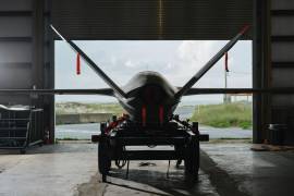 El avión de combate no tripulado experimental Kratos XQ-58 en la Base de la Fuerza Aérea de Eglin, cerca de Fort Walton Beach, Florida.