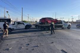 El conductor de la camioneta habría realizado un retorno sin respetar la luz roja del semáforo, lo que provocó que se atravesara al paso de un automóvil que circulaba hacia la carretera a Zacatecas.