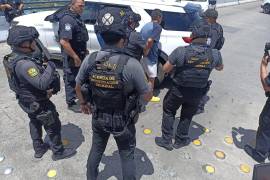 Elementos de la Policía Estatal recibieron al detenido en la línea divisoria del Puente Internacional Dos, tras su captura en Eagle Pass.