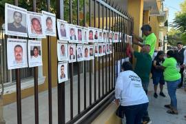 Familias de desaparecidos en Torreón colocaron fotografías y lonas frente a la Fiscalía especializada, en exigencia de avances en las investigaciones.