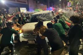 Familias completas salieron al centro de Saltillo para compartir la emoción del triunfo mexicano.