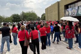 Representantes magisteriales se reunieron con autoridades educativas este lunes.