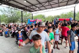 Voluntarios reparten juguetes y dulces durante un evento organizado en colonias vulnerables.