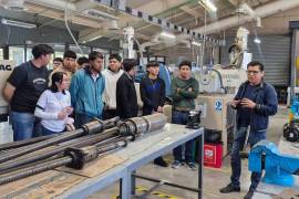 Alumnos del Conalep Mazapil recorrieron laboratorios y espacios formativos de la UTC durante su visita.
