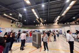 Empresas de distintos giros participaron en la Feria del Empleo realizada en el Gimnasio Municipal de Torreón.