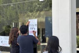 Estudiantes colocaron carteles con consignas como “Menos dedazo, más democracia” y “La Narro no tiene dueño” en el exterior de Rectoría.