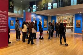 Visitantes recorren las salas permanentes del Museo Arocena acompañados por guías.