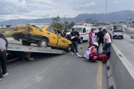 El taxi terminó volcado luego de ser impactado por los bloques de concreto que fueron desplazados tras el choque.