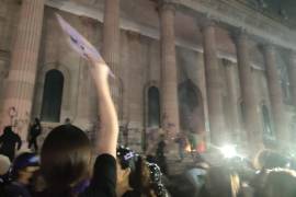 Las manifestantes terminaron por quebrar vidrios en el Palacio de Gobierno, realizar pintas y quemar puertas