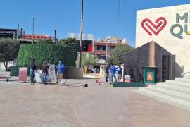 Decenas de trabajadores preparan el tradicional árbol navideño que engalanará la Plaza Mayor.