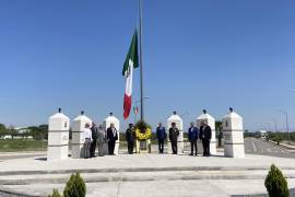 Autoridades se plantaron en una guardia de honor, para reconocer la gesta histórica.