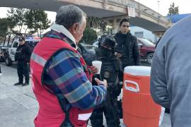 Elementos de la Comisaría de Seguridad y Protección Ciudadana repartieron café y pan a personas afuera de hospitales.
