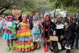 Comunidad LGBT+ se manifiesta en FIL Monterrey 2023 contra la censura