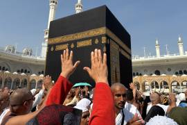 Viajeros varados esperan mientras se cancelan vuelos a Medio Oriente tras el ataque a Irán por parte de Estados Unidos e Israel, en el Aeropuerto Internacional Ngurah Rai en Kuta, Bali, Indonesia.