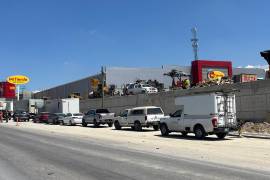 Fue en el mes de mayo que fue instalada una manta en una barda del lugar de la obra con los puestos de trabajo que se encontraban solicitando.
