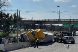 Terminó recostado sobre Ignacio Zaragoza y obligó a cerrar la circulación en La Concordia para retirar la unidad, sin reporte de personas lesionadas.