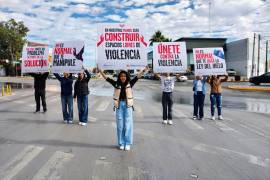 Personal municipal entrega calcas y dispositivos con QR a conductores en Colón e Independencia.