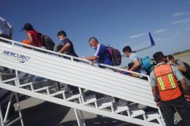 Más de 136 migrantes de diferentes nacionalidades que fueron asegurados en los últimos días, fueron trasladados vía aérea a estancias migratorias en el sureste de México.