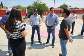 El alcalde Javier Díaz González supervisó los trabajos de rehabilitación de la plaza pública en la colonia Satélite Sur, donde se construyen nuevas áreas deportivas y recreativas.