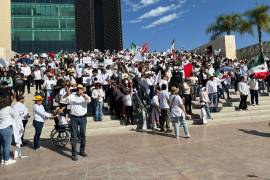 Con pancartas y consignas, los asistentes exigieron justicia y cuestionaron al Gobierno Federal durante la marcha que recordó el asesinato del alcalde de Uruapan, Carlos Manzo.
