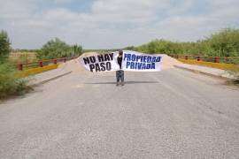 El propietario desplegó una manta con las leyendas “No hay paso” y “Propiedad privada” para reclamar la utilización de los terrenos.