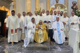 Rodeado de sacerdotes y con el Obispo de Saltillo como invitado especial, el padre Almaraz de la Rosa celebró su aniversario.