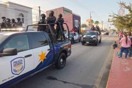 Elementos de la PCC vigilaron el perímetro del desfile con unidades y binomios caninos.