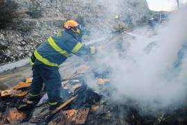Dos tráileres chocaron de frente y se incendiaron en la carretera libre Monterrey–Nuevo Laredo, a la altura de la cuesta de Mamulique, dejando a una persona con quemaduras graves y el cierre total de la vía.