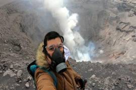 El hombre captó con su cámara el rugir del Popocatépetl, ante el riesgo que eso conllevaba