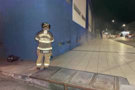 Vecinos alertaron a los bomberos luego de que el humo comenzara a salir por las ventanas del sótano.