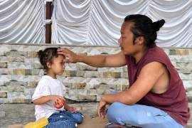 Tsering Gelbu Lama y su hija, sobrevivientes de las inundaciones en Nepal, se refugian en un monasterio en Katmandú, el 31 de agosto de 2026.