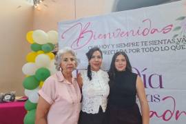 María Teresa Ramos, fundadora de Ayuda Rosa; Alexandra Flores, coordinadora estratégica; y Lourdes Flores, representan tres generaciones que han mantenido viva la labor de apoyo a mujeres con cáncer en Coahuila.