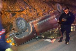 Los ancianos se dirigían a un ejido cuando la camioneta Chevrolet se desvió volcando al instante.