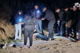 Al lugar acudieron autoridades de San Juan Chamula y de la Fiscalía de Justicia Indígena para realizar las labores correspondientes y trasladar los cuerpos al SEMEFO. FOTO: