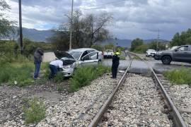 Autoridades acudieron al lugar del accidente.